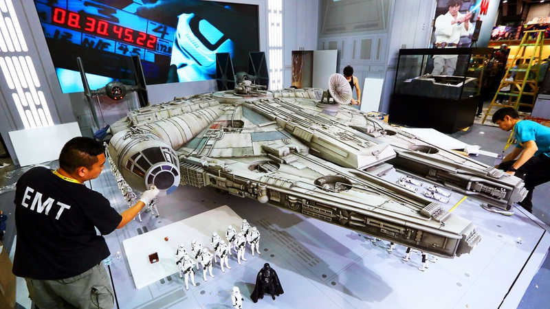 Illustration for article titled Crazy Millennium Falcon Toy Is 18 FEET LONG